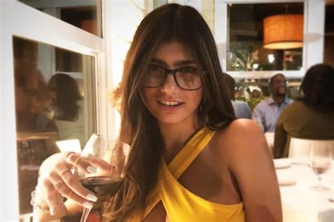 mia pelada|Mia Khalifa posa de topless em novo álbum de cliques em Los